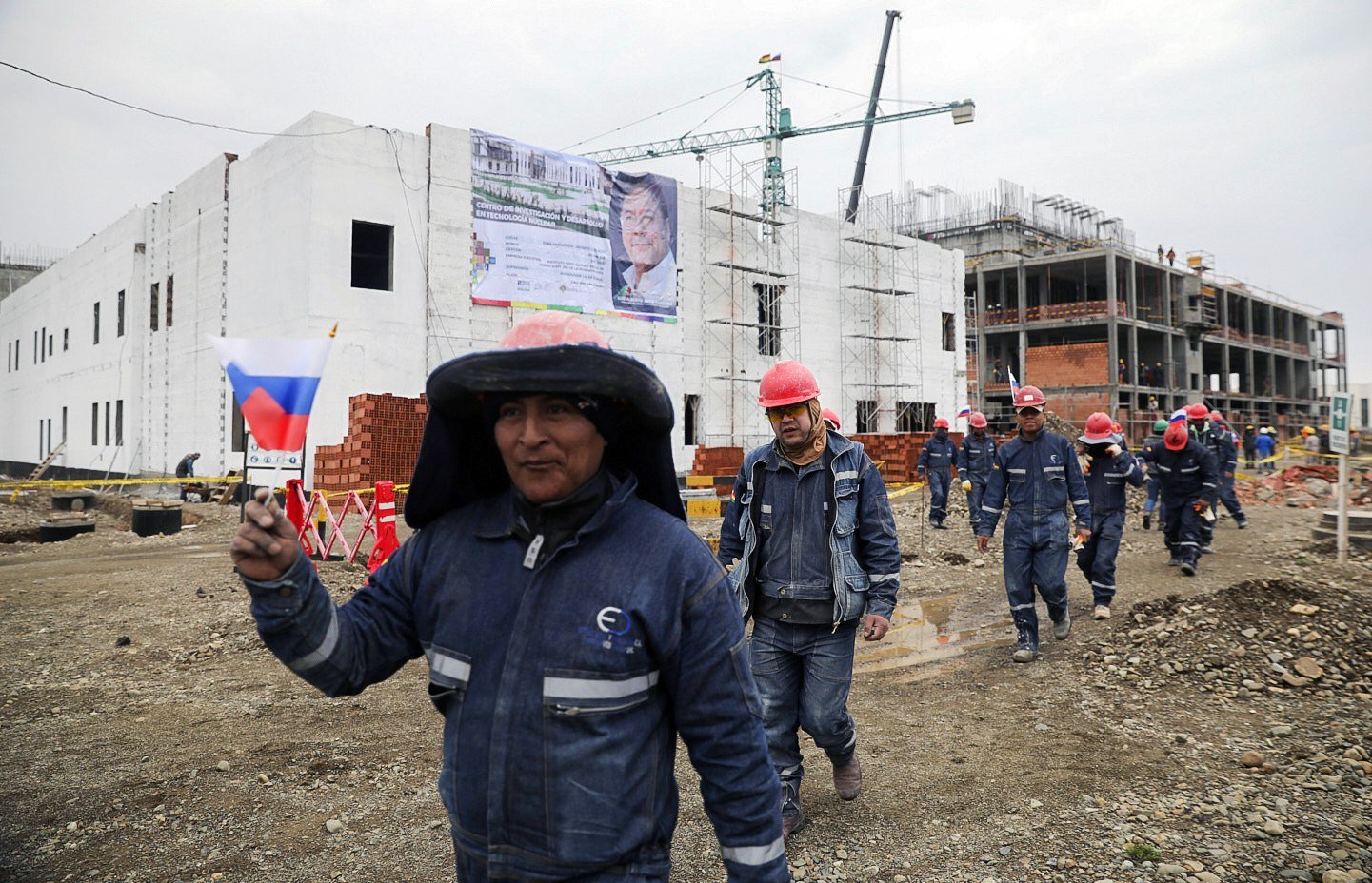 «НЗХК» Росатома изготовил первое ядерное топливо для исследовательского реактора «BRR-1» в Боливии    «Боливия – первая страна Южной Америки в географии поставок российского ядерного топлива. «Росатом» обладает огромным опытом строительства за рубежом исследовательских реакторов и традиционно обеспечивает их ядерным топливом на всем жизненном цикле. Новосибирский завод химконцентратов уже 50 лет производит ядерное топливо и его компоненты для исследовательских реакторов в различных регионах мира, включая установки как российского, так и зарубежного дизайна», - отметил Олег Григорьев, старший вице-президент по коммерции и международному бизнесу АО «ТВЭЛ»  управляющая компания Топливного дивизиона «Росатома» .