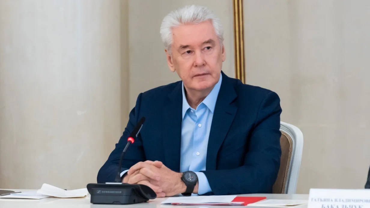 Москва пока не сможет обойтись без мигрантов считает мэр Сергей Собянин По его словам дефицит трудовых ресурсов в столице составляет 400 500 тысяч человек и в будущем будет нарастать Конечно лучше бы мы обходились без мигрантов это была бы идеальная история Но демографическая ситуация и экономика к сожалению диктуют нам несколько иные правила сказал Собянин jkinvest news jkinvest