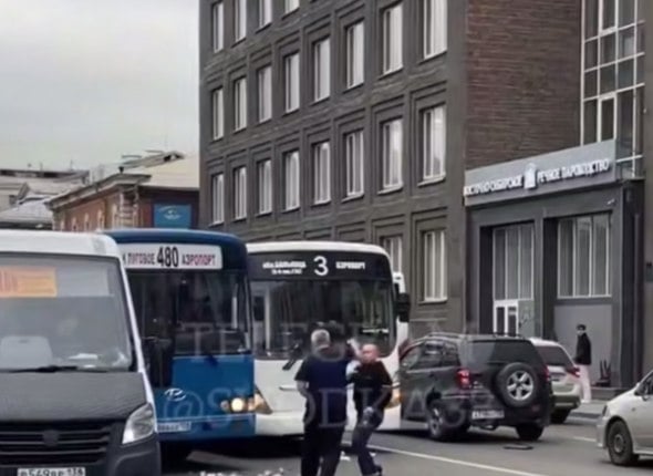 Водители автобусов устроили драку на проезжей части в центре Иркутска Кулачный бой агрессивных мужчин засняли на камеру очевидцы ВИДЕО Читать подробнее на сайте...