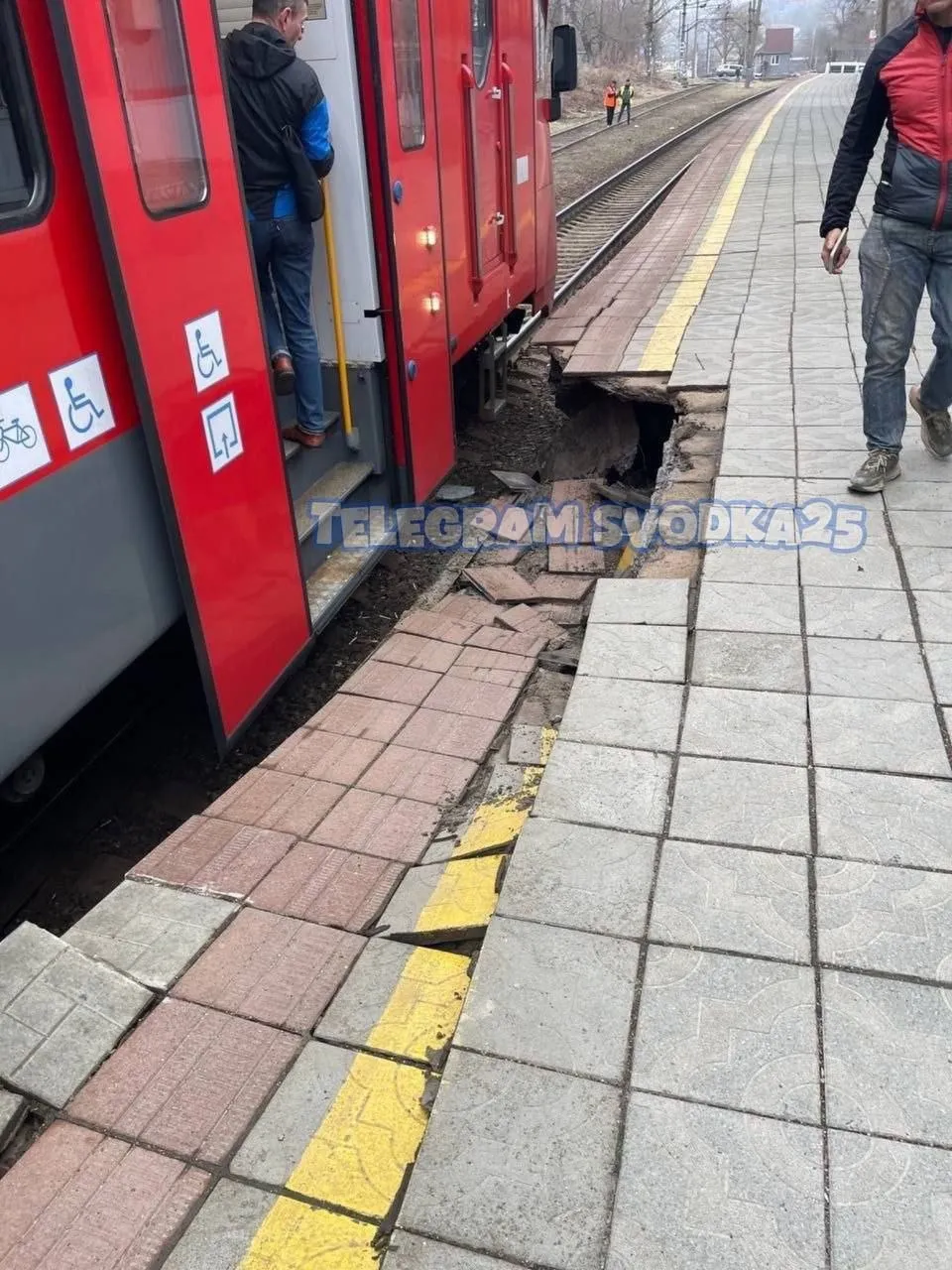 Во Владивостоке на Луговой во время посадки в электричку мыс Чуркин Раздольное обрушилась часть перрона более 10 человек провалились Инцидент произошел на станции Гайдамак в 8 24 при посадке в последний вагон обрушилась часть перрона вместе с людьми Очевидцы сообщают что перрон провалился до уровня рельс провалилось более 10 человек в основном пожилого возраста люди получили ушибы серьезных травм нет Пр словам очевидцев при падении некоторые люди оказались практически под поездом мужчины быстро подняли и переместили женщин в вагон опасаясь что электричка вот вот тронется Сейчас контролер собирает контакты тех кто получил повреждения говорит что будет составлен акт и с ними свяжутся представители РЖД Источник Svodķa25
