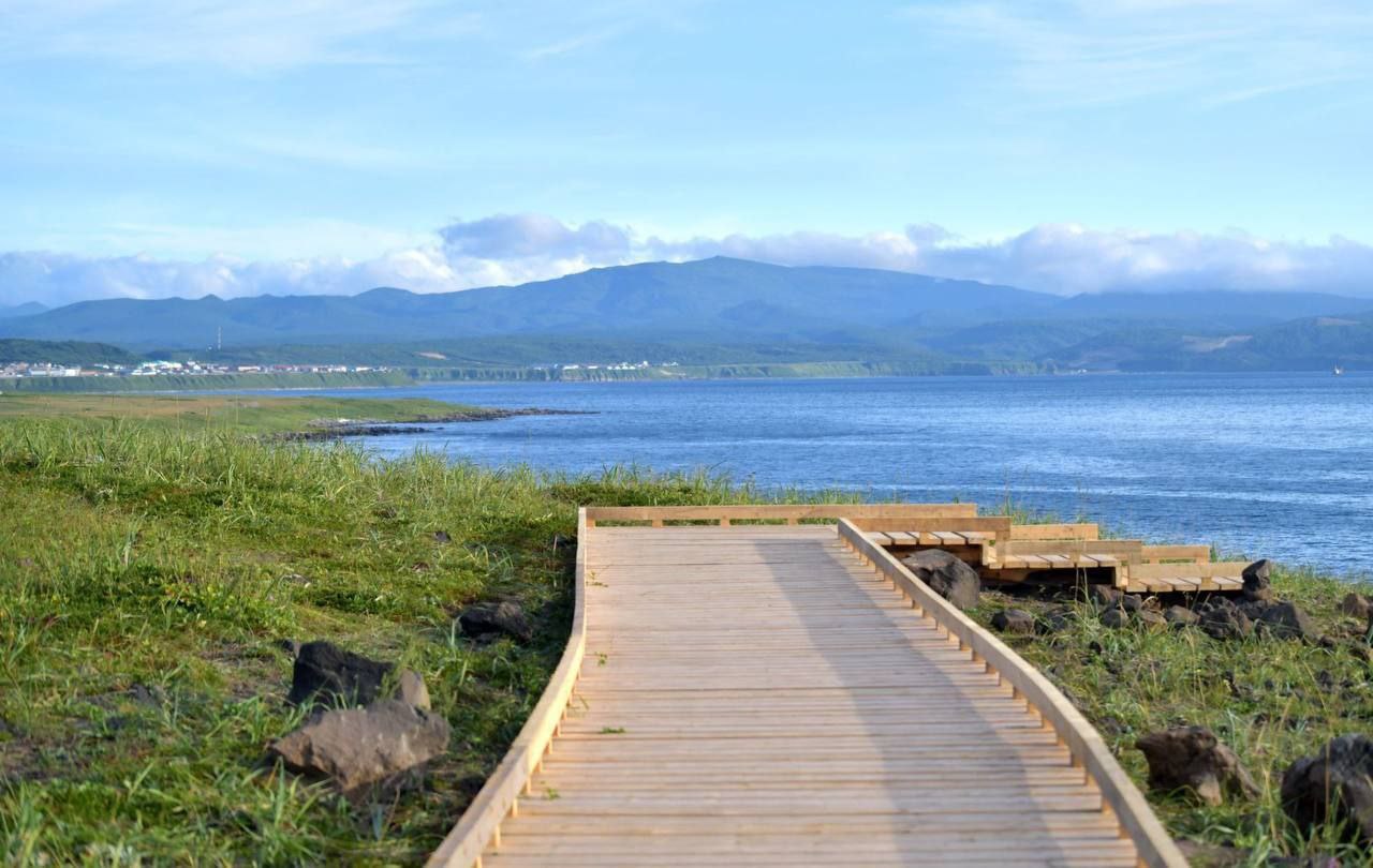 Резиденты префрежимов Курильских островов заплатили 2 8 млрд налогов в 2025 году Всего в рамках ТОР и КОРФ здесь реализуется 55 инвестиционных проектов 13 из которых уже завершены Эти проекты создали 1 9 тыс новых рабочих мест для жителей островов Наибольший интерес инвесторов вызывает сфера туризма 34 резидента Также реализуются 6 проектов в сфере информационных технологий и 5 в строительстве К наиболее значимым реализованным объектам относятся новые отели на 30 и 25 мест на островах Итуруп и Кунашир сервис морских экскурсий на Северных Курилах а также введенный в эксплуатацию завод по переработке рыбы РБК Восток в Telegram и MAX