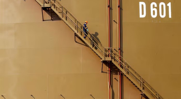 Импорт российской нефти в Турцию снижается В сентябре объем российского нефтяного импорта в Турцию сократился до минимального уровня всего 1 2 млн тонн что стало худшим результатом с апреля текущего года Вашингтон усиливает давление на европейских союзников настоятельно призывая их отказаться от закупок российских энергоресурсов экономика рынокнефть investing