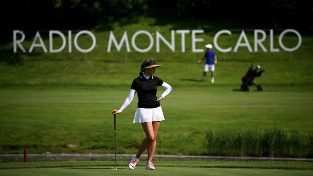 Radio Monte Carlo запускает премиальный бренд одежды Monte Carlo est 2025 Как отмечают в компании это проект на стыке музыки спорта и повседневного стиля Фирменная линейка стала частью расширенной экосистемы станции где слушатель может взаимодействовать с брендом не только через эфир но и через предметы которые сопровождают его каждый день В коллекции уже представлены мужские и женские модели в стиле спорт шик Объем стартовых инвестиций составил около 80 млн рублей Первые партии одежды появились на площадках Golf Market Спорт Мода и Русские сезоны в ближайшее время продажи начнутся и на Lamoda По данным открытых источников бренд планирует развивать собственные коллаборации с музыкантами и спортивными амбассадорами Рассматривается и возможность выпускать капсулы привязанные к ключевым событиям музыкального сезона Радиостанция Монте Карло входит в Русскую Медиагруппу  РСТЦ