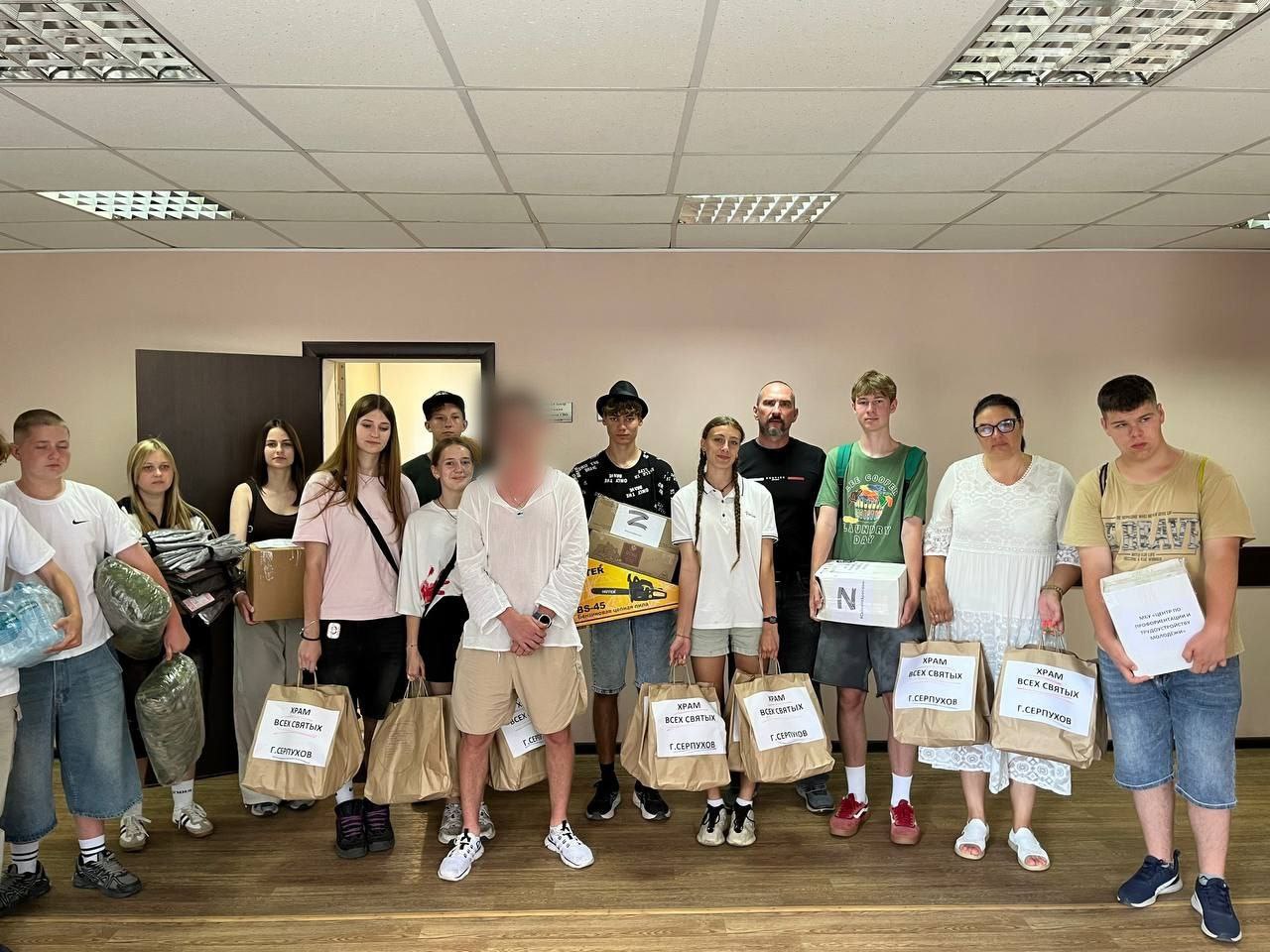 В Серпухове провели встречу для молодежи в центре поддержки участников СВО Ребята из летнего трудового лагеря встретились с действующим военнослужащим Сергеем, его матерью-волонтёром Ольгой, ветеранами СВО Александром Худобкиным и Альбертом Файзуллиным. Обсудили вопросы выбора военной профессии, значение позывных, организацию гуманитарной поддержки бойцов. Представители Воскресной школы Храма Всех Святых, волонтёры и терапевт Союза здравоохранения Ирина Алимова передали участникам гуманитарную помощь, которая будет отправлена на передовую в пятницу.