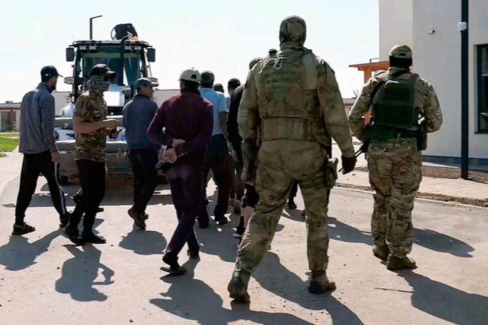 В ходе рейдов по стройкам в Херсонской области выявили десятки рабочих-нелегалов Правоохранители Херсонской области провели рейды для выявления иностранных граждан, незаконно пребывающих на территории России. Удалось выявить ряд нарушителей, работавших в регионе без должных документов. «На одном из строящихся объектов Генического района проверено 170 иностранных граждан, осуществляющих строительные работы. Как выяснилось, в отношении 18 лиц не были поданы в трехсуточный срок уведомления об их прибытии на территорию региона. В отношении директора строительной организации составлено 18 протоколов об административном правонарушении», - сообщает СУ СК РФ по Херсонской области. Также проверили и места проживания иностранцев, где выявили еще 64 человека, из которых 12 находились и работали в России с нарушениями миграционного законодательства. На них также составили административные протоколы. А всего при поддержке полиции и Росгвардии в ходе первого этапа операции «Нелегал» было проверено более двух тысяч объектов. При этом было выявлено 150 нарушений миграционного законодательства.