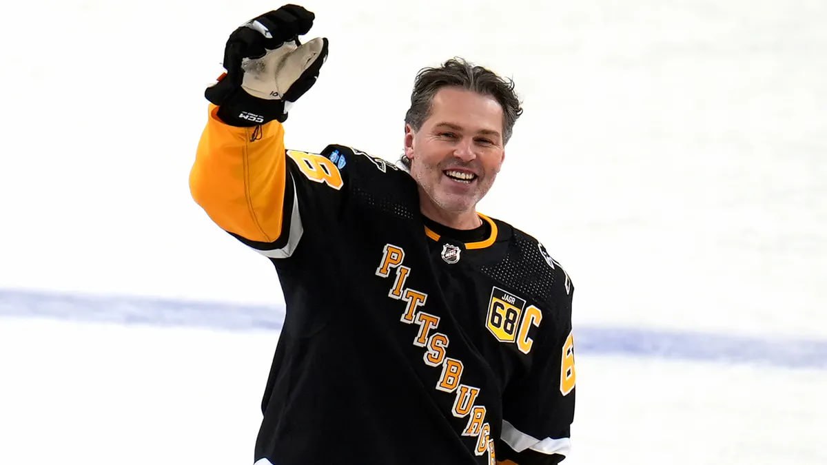 Легенда чешского и мирового хоккея Яромир Ягр которому 15 февраля исполнилось 54 года намекнул на завершение карьеры во время прямого эфира в соцсети Когда болельщики увидят меня на льду Они меня больше не увидят Наверное нет для этого должно произойти чудо Бог должен прийти вселиться в меня и сделать меня на 15 лет моложе усмехнулся Ягр добавив что сейчас он катается на коньках лишь изредка но не проводит никаких серьезных тренировок Я набрал вес за время Олимпиады я поправился на 4 5 кг отметил чех добавив что заставлять себя усердно работать это самое сложное