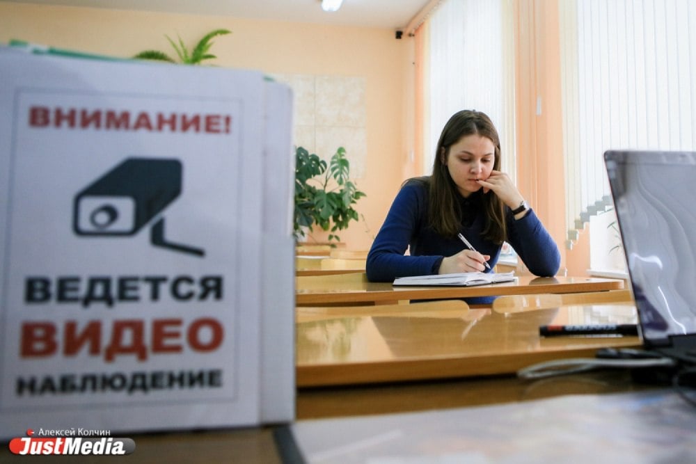 Рособрнадзор оставил в силе правила пересдачи ЕГЭ. Согласно им, выпускник не может выбрать лучший из двух результатов: баллы, которые он получил до второй попытки или после нее. Об этом агентству ТАСС рассказал руководитель Рособрнадзора Анзор Музаев. По словам чиновника, ведомство не хочет подыгрывать выпускникам, выбирающим пересдачу, чтобы поднять итоговый балл. Также глава ведомства высказался о правилах проведения экзаменов после девятого класса. Он отметил, что эксперимент по особой сдаче ОГЭ хотят продлить и расширить в 2026 году: «По итогам эксперимента мы совместно с субъектами обсудим все гипотезы, которые у нас в ходе эксперимента были. Посмотрим, что вызывало неудобства в первую очередь у выпускников, у родителей, какие риски могут быть при введении того или иного подхода на всю страну», — говорит Музаев.