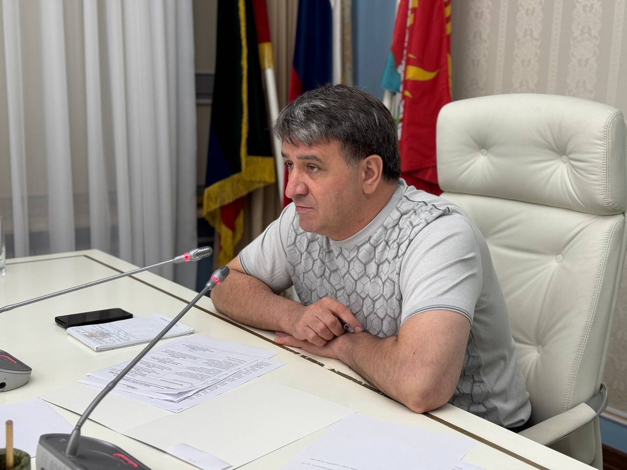 В администрации Махачкалы проходит заседание ситуационного центра под руководством временно исполняющего полномочия главы города Джамбулата Салавова. На повестке: Рассмотрение обращений, поступающих в Единой дежурно-диспетчерскую службу г. Махачкалы в связи с массовыми отключениями электроэнергии. Анализ ситуации в городе в связи с массовыми отключениями электроэнергии и меры, принимаемые администрацией Махачкалы. Обсуждение мер, предпринимаемых Махачкалинскими городскими электрическими сетями филиала ПАО «Россети Северный Кавказ» – «Дагэнерго», связанных с массовыми отключениями электроэнергии в городе Махачкале.