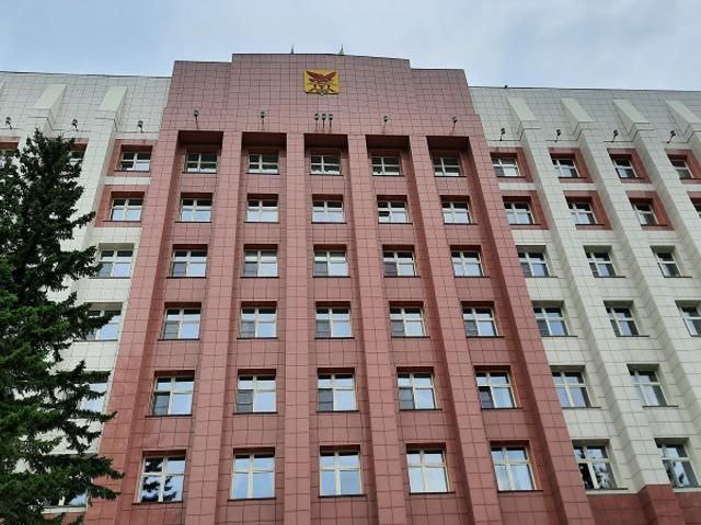 В главной больнице Забайкалья введут должность директора Соседи решили пойти на эксперимент и разделить полномочия главврача на две составляющие. Директор займётся финансами и экономикой, а главврач вместе со всеми своим замами - непосредственно медициной. Сообщается, что устав учреждения уже меняется. После того, как против выходца из Бурятии Виктора Коренева подробности см по ссылке выше было заведено уголовное дело, функции главврача здесь исполняет Юлия Зверочкина. Сообщается, что должность директора введут и в Хилокской ЦРБ — там есть претензии к организации работы. В других больницах такие перемены пока не планируют. С Днем медицинского работника всех! Фото: Новая Бурятия