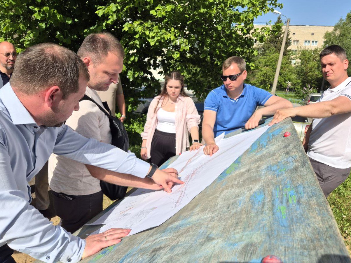 Утро начали с обхода. Вместе с заместителем министра транспорта и дорожной инфраструктуры Московской области Антоном Батаевым осмотрели дороги на улицах Борисова и Заречной. В этом году здесь пройдет капитальный ремонт с расширением проезжей части. Показали Антону Викторовичу участки, где необходимо увеличить ширину дороги. На улице Борисова для проведения работ перенесем опоры освещения. Также остановка автобуса №17 будет перемещена на парковочную зону, которая находится около сквера. Напомню, что эта территория в этом году будет благоустроена – здесь появятся пешеходные и велосипедные дорожки, будут установлены скамейки и урны, а также освещение. На улице Заречной будет расширен участок дороги для комфортного разъезда общественного транспорта. На данный момент проекты находятся в стадии разработки. После их согласования специалисты приступят к работам.