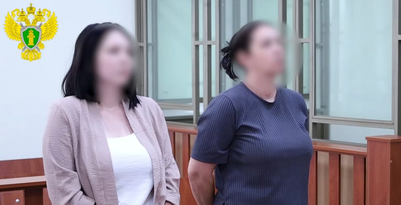 Мать и дочь приговорены к 12 годам колонии за госизмену Севастопольский горсуд вынес приговор по делу о государственной измене в отношении Виктории 42 года и Александры 24 года Стрилец. По данным следствия, Александра Стрилец, вступив в сговор с украинской стороной, передала фотоматериалы, сделанные ее матерью, через мессенджер. Преступную деятельность пресекли сотрудники УФСБ по Черноморскому флоту. Обе женщины взяты под стражу в зале суда. ForPost