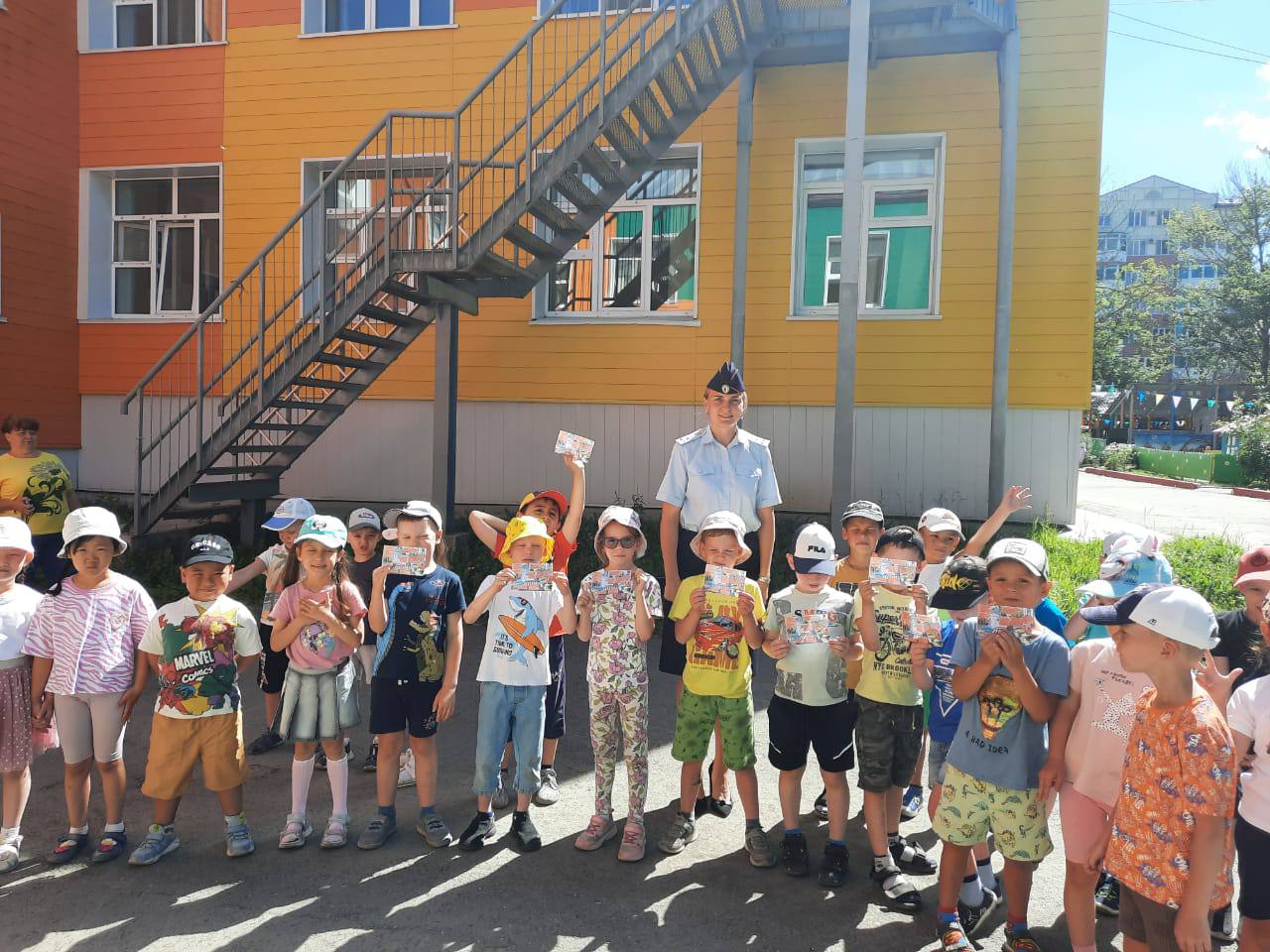 Автоинспекторы познакомили дошкольников с Правилами безопасного поведения на дороге В целях профилактики детского дорожно-транспортного травматизма сотрудники Госавтоинспекции Южно-Сахалинска провели профилактическое мероприятие по Правилам дорожного движения и дорожной безопасности «В страну Светофорию!» с воспитанниками детского сада №24 «Солнышко». Дорожные полицейские напомнили юным участникам дорожного движения, что проезжая часть не место для игр, а также о правилах безопасного поведения во время прогулок в жилой зоне и на детских игровых площадках. Особое внимание инспекторы областного центра обратили на «дорожные ловушки», которые могут подстерегать маленьких пешеходов возле дома и на проезжей части. Кроме того, автоинспекторы акцентировали внимание на использование детьми световозвращающих элементов, объяснили, что данные приспособления делают их более заметными для водителей в темное время суток.