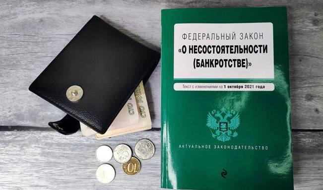 По постановлению прокуратуры ЗАТО г Лесной конкурсный управляющий дисквалифицирован за нарушения допущенные при проведении процедуры банкротства автотранспортного предприятия Прокуратура ЗАТО г Лесной проверила исполнение законодательства о несостоятельности банкротстве В ходе надзорных мероприятий установлено что решением Арбитражного суда Свердловской области в сентябре 2024 года ООО Нижнетуринское автотранспортное предприятие признано несостоятельным банкротом в отношении него введено конкурсное производство В ходе процедуры банкротства конкурсный управляющий допустил нарушения требований действующего законодательства о несостоятельности банкротстве не провел в установленные сроки собрание кредиторов несвоевременно размещал необходимые сведения в Едином федеральном реестре сведений о банкротстве При этом решением Арбитражного суда Свердловской области в июне 2025 года конкурсный управляющий был признан виновным в совершении административного правонарушения по ч 3 ст 14 13 КоАП РФ неисполнение арбитражным управляющим обязанностей установленных законодательством о несостоятельности банкротстве и привлечен к административной ответственности в виде предупреждения По результатам проверки прокуратура в Арбитражный суд Свердловской области направила заявление о привлечении конкурсного управляющего к административной ответственности по ч 3 1 ст 14 13 КоАП РФ повторное неисполнение арбитражным управляющим обязанностей установленных законодательством о несостоятельности банкротстве По результатам рассмотрения акта прокурорского реагирования конкурсный управляющий признан виновным в совершении административного правонарушения ему назначено наказание в виде дисквалификации на срок 6 месяцев Судебный акт не вступил в законную силу