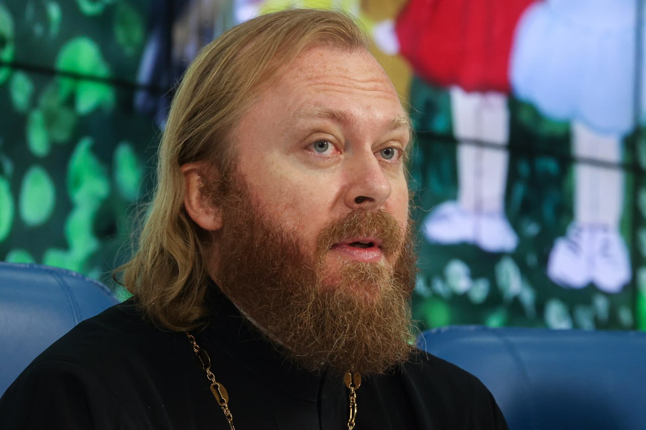 В РПЦ предложили исключить бедность из критериев изъятия детей из семьи При этом родители не должны вести асоциальный образ жизни, отметил иерей Фёдор Лукьянов. Выступая на Петербургском международном юридическом форуме, он заявил, что патриаршая комиссия по вопросам семьи, защиты материнства и детства предложила внести корректировки в судебную практику, говоря об основаниях для лишения родительских прав. Особенно это важно в отношении карательного уклона, когда изъятие детей происходит «по надуманному предлогу», указал представитель Русской православной церкви. Например, неработающая печка, сломанная кровать, отсутствие письменного стола и так далее — данный критерий становится основанием для лишения родительских прав с последующим изъятием детей из семьи при живых родителях, — подчеркнул Фёдор Лукьянов. Он добавил, что часто такие родители не ведут асоциальный образ жизни, и других оснований для лишения прав нет, пишет РИА Новости. Подпишись на «Говорит Москва»