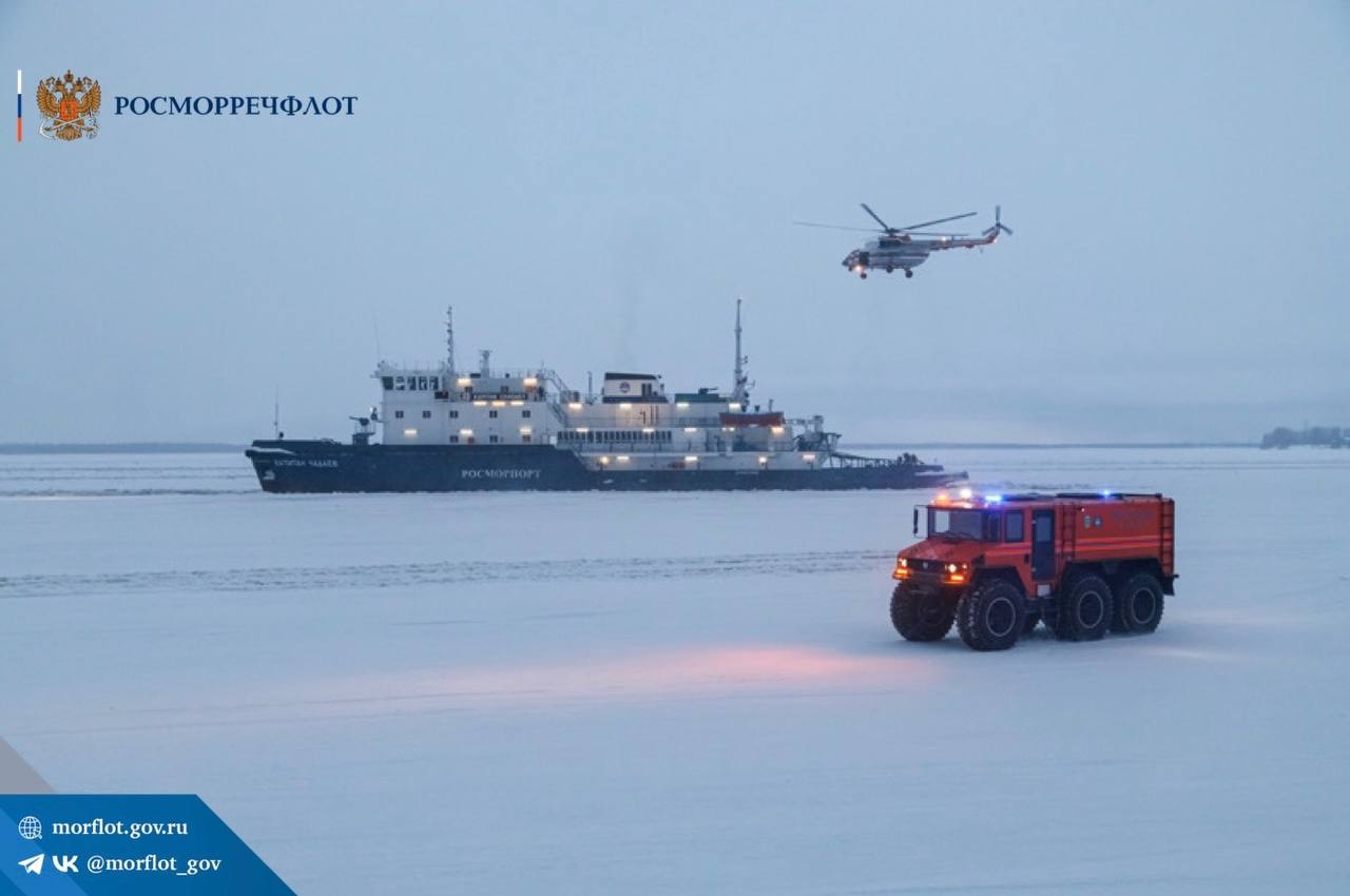 Ледокол Мурманского филиала ФГУП «Росморпорт» «Капитан Чадаев» принял участие в учениях «Безопасная Арктика – 2025».  По легенде, ледокол «Капитан Чадаев», выполняющий роль экспедиционного судна, затерло дрейфующими льдами. Корпус получил повреждения, произошло затопления отсеков и замыкание электродвигателей.    В соответствии с планом учений, спасатели провели мероприятия по подрыву льда у ледокола, восстановлению работы судовых систем, а также по ликвидации условного разлива опасного химвещества. Кроме того, к месту происшествия был десантирован быстровозводимый спасательный лагерь с медоборудованием для оказания помощи пострадавшим пассажирам судна.  Учения организованы МЧС России. Всего в них задействованы порядка 2,2 тыс. человек и около 460 единиц техники.