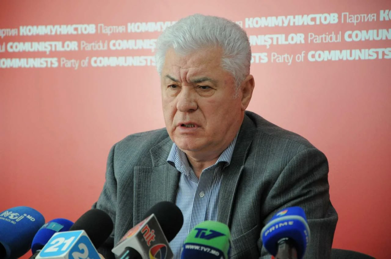 ЦИК Молдовы препятствует объединению оппозиционных партий — Воронин. Молдавские оппозиционные партии «Сердце Молдовы» и «Будущее Молдовы», а также Партия социалистов и Партия коммунистов намерены создать избирательный блок для участия в выборах парламента, готовятся документы для регистрации, заявил глава Компартии, экс-президент Владимир Воронин. «Ведём консультации, встречаемся, готовим документы. Ведь даже если у нас есть предварительное соглашение о создании блока, каждая партия по отдельности должна пройти через Агентство госуслуг и ЦИК», — сказал Воронин. Он подчеркнул, что эти структуры — Агентство госуслуг и Центризбирком — чинят всяческие препятствия для формирования блока. Например, «направляют письма без подписей и даты отправления, просят документы, которые никогда и ни в одной избирательной кампании не требовались». «Речь даже не идёт о бюрократии, именно о злонамерении, затягивании времени, они очень не хотят, чтобы мы успели зарегистрироваться. <...> Каждая партия должна пройти через этот путь — АГУ и ЦИК. Но эти структуры создают нам искусственные препятствия. Я раньше не знал, что им ставят такие задачи... Эти структуры каждый день что-то выдумывают», — сообщил политик. Он добавил, что власти Молдовы «очень сильно не хотят создания блока из наших четырёх партий». Проведение парламентских выборов в республике запланировано на 28 сентября.