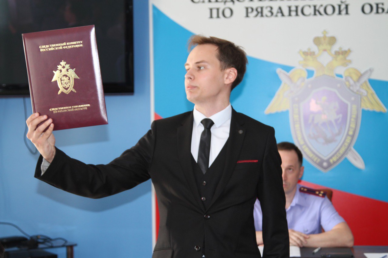 В следственном управлении состоялось расширенное заседание коллегии Сегодня, 17 июля 2025 года, в следственном управлении СК России по Рязанской области под председательством руководителя следственного управления Олега Васильева состоялось расширенное заседание коллегии, на котором обсуждены итоги работы по основным направлениям деятельности за первое полугодие 2025 года. В заседании коллегии приняли участие заместитель руководителя следственного управления Алексей Медведков, сотрудники аппарата следственного управления и руководители территориальных следственных отделов. На заседании отмечено, что в 2025 году деятельность следственного управления была направлена на выполнение поставленных задач в сфере уголовного судопроизводства с учетом ранее определенных ориентиров и в целом удалось обеспечить стабильные результаты работы управления на основных направлениях деятельности. Добиваясь неотвратимости наказания, количество оконченных производством уголовных дел в сравнении с аналогичным периодом прошлого года увеличилось и составило 263. Кроме того, выросло количество тяжких и особо тяжких преступлений по направленным в суд уголовным делам – с 160 до 231; на 81,1% выросло число предварительно расследованных коррупционных преступлений, уголовные дела о которых направлены в суд – с 53 до 96. На заседании коллегии следственного управления заслушан ряд руководителей территориальных следственных отделов, допустивших снижение показателей работы. За устранением выявленных недостатков установлен контроль. По итогам обсуждения коллегией принято соответствующее решение и намечен ряд мер, направленных на повышение эффективности деятельности следственного управления. В торжественной обстановке приведены к присяге сотрудники следственного управления, прошедшие первичную аттестацию: Гераськов Дмитрий, Егоров Данил и Чайковский Евгений. Руководителем следственного управления Олегом Васильевым молодым следователям сказаны напутственные слова.