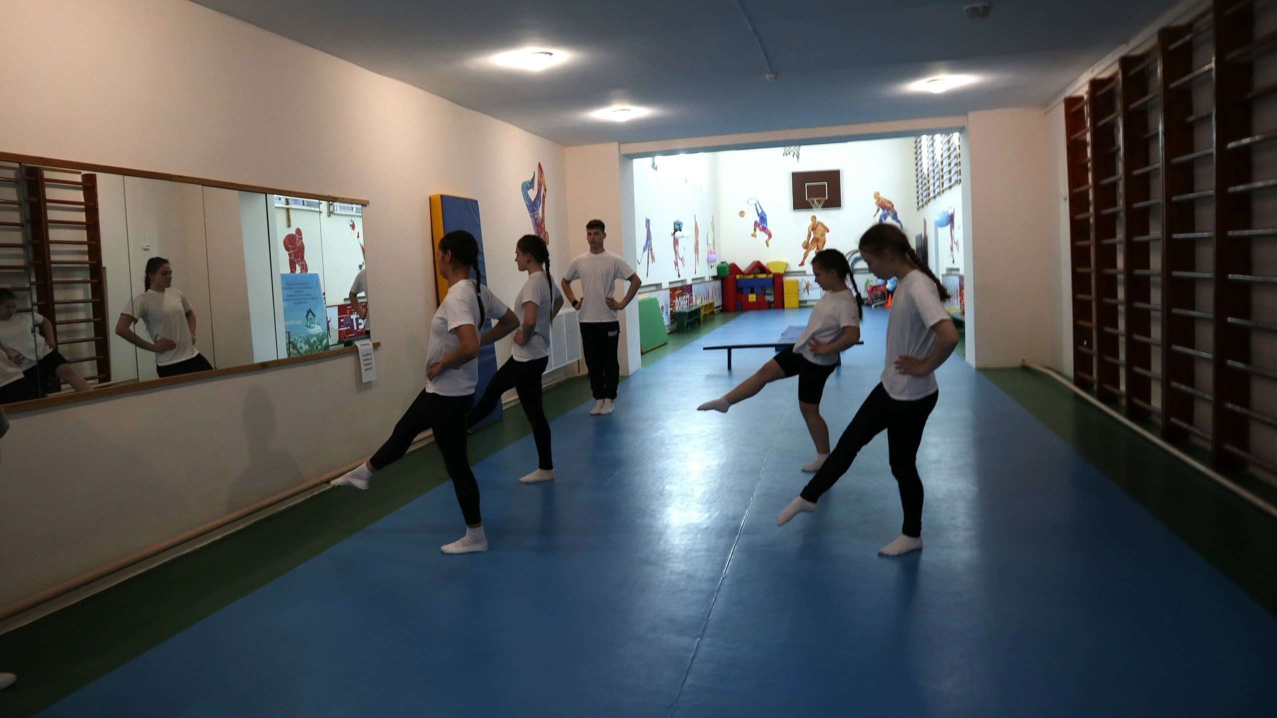 Хореографический коллектив Сударушка ведёт активную подготовку к новогодним концертам В петроввальском Солнечном доме ребята ежедневно посвящают много времени тренировкам совершенствуя мастерство и разучивая новые танцевальные композиции Их ответственное отношение к репетициям трудолюбие и сплочённость неизменно приводят Сударушку к победам на региональных и международных фестивалях Каждое выступление коллектива под руководством Надежды Петровны Шишовой это яркий спектакль в котором в гармонии музыка и хореография Совсем скоро зрителей ждут новые яркие номера и запоминающиеся выступления