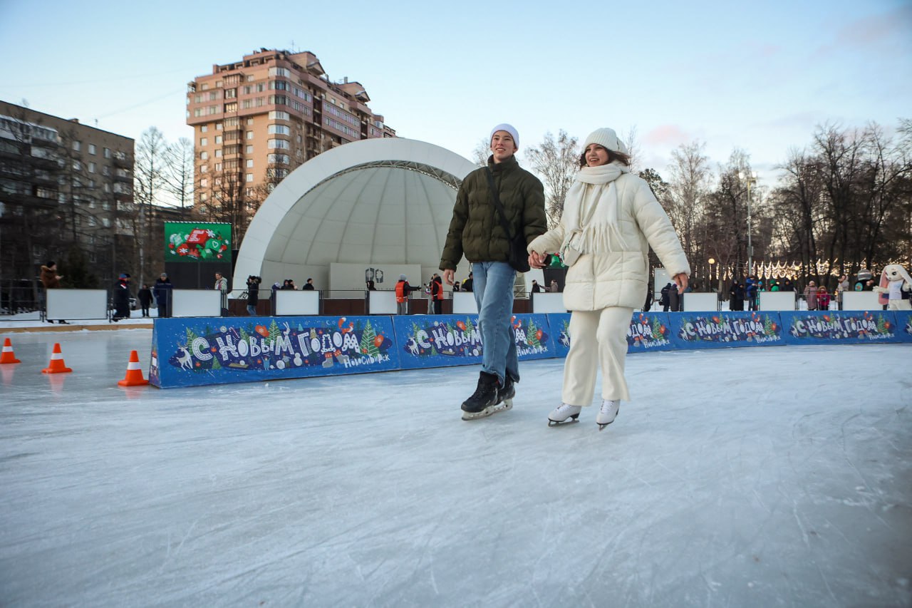 С наступлением весны в Новосибирске закрывают катки  У новосибирцев ещё есть возможность покататься на льду в шести парках:     «Березовая роща»,    «Бугринская роща»,    «Заельцовский»,    «Затулинский»,    «Михайловская набережная»,    «У моря Обского».    Завершили зимний сезон в парках  «Арена», «имени С. М. Кирова»,  «Первомайский»,  «Сосновый бор», «Центральный».   Катки работают ориентировочно до 15 марта,  сроки закрытия будут зависеть от погоды.    Не упустите возможность для зимних забав перед тем, как переключиться на весенние активности