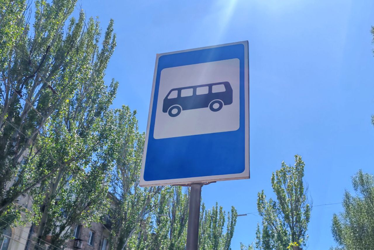 В Куйбышевском районе Донецка возобновит работу автобусный маршрут №71 Ранее движение автобуса было приостановлено из-за оперативной обстановки. Однако сейчас ситуация стабилизировалась и люди возвращаются в свои дома, поэтому запуск маршрута необходим, заявил Глава ДНР Денис Пушилин по итогам еженедельного оперативного совещания. "Поручил Минтрансу и администрации Донецка незамедлительно организовать встречу с жителями и до 21 июля представить детальный план запуска маршрута, полностью учитывающий их пожелания", - отметил он. Фото: Всё о ДНР