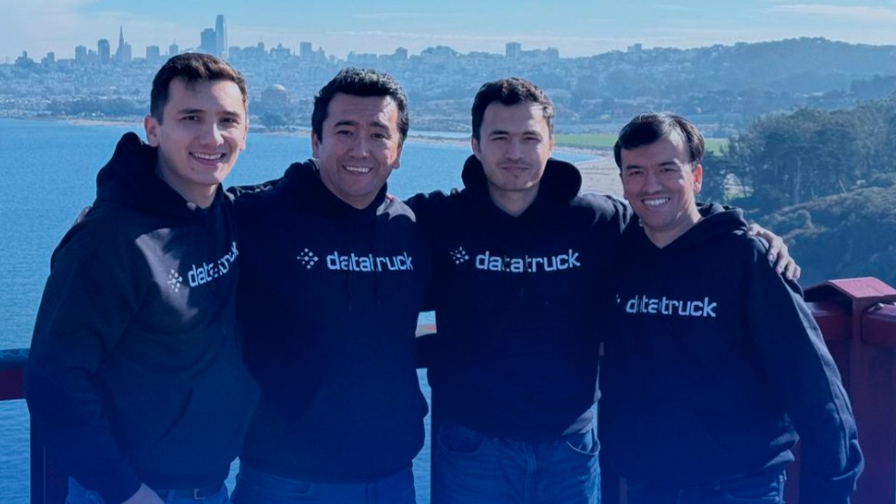 Стартап из Узбекистана привлек 12 млн в раунде Series A Стартап Datatruck привлек 12 млн в рамках инвестиционного раунда Series A В раунде приняли участие Avenue Growth Partners DOMiNO Ventures IT Park Ventures и Aloqa Ventures Средства компания планирует направить на развитие AI native операционной системы для управления грузоперевозками и автоматизации операционных и финансовых процессов перевозчиков пишет digitalbusiness kz Транспортным компаниям не нужны новые разрозненные инструменты Им необходима единая операционная система способная масштабироваться вместе с бизнесом Datatruck изначально создавался как AI native платформа объединяющая операции автоматизацию и финансовые рабочие процессы в одном решении Именно этого ожидают современные компании в сфере грузоперевозок и такой подход обеспечивает высокий уровень внедрения продукта отметил Шах Рахманов генеральный директор и сооснователь Datatruck Подробности на сайте