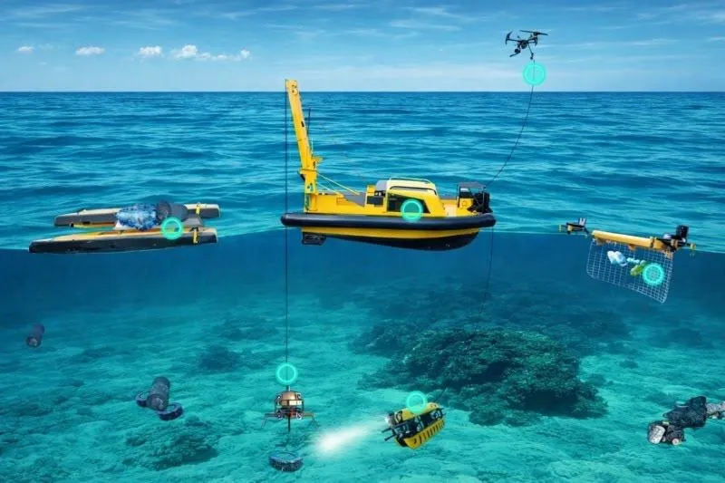 Роботы против мусора в Европе начали очищать морское дно с помощью ИИ Проект SeaClear 2 0 объединяет дроны подводные аппараты и автономные суда чтобы находить и поднимать отходы со дна где раньше это было слишком сложно дорого и опасно Большая часть морского мусора со временем тонет и накапливается на дне где может сохраняться годами По мере разрушения он превращается в микропластик который распространяется по экосистемам и становится практически недоступным для удаления Поэтому так важно обнаружение и извлечение крупных объектов шин металлических конструкций и пластиковых отходов Система построена как распределённая сеть автономных устройств координируемых с поверхности Беспилотное судно SeaCAT управляет всей операцией С воздуха работает дрон SeaHawk он определяет потенциальные зоны скопления мусора Затем в дело вступает подводный аппарат Mini TORTUGA который точно картирует дно и находит объекты Для сбора отходов используются разные типы роботов компактные маневренные устройства SeaBees работают в сложных и узких зонах собирая лёгкий мусор сетями а для тяжёлых объектов применяется роботизированный захват После этого отдельное судно транспортирует поднятые отходы на берег В ходе испытаний удалось извлечь шины металлические ограждения и фрагменты судов Автономный подход решает одну из главных проблем подводной очистки необходимость участия водолазов Традиционные операции остаются дорогими медленными и рискованными особенно в условиях плохой видимости и сложного рельефа Роботы позволяют работать быстрее безопаснее и дешевле Robo Daily Роботы и мы