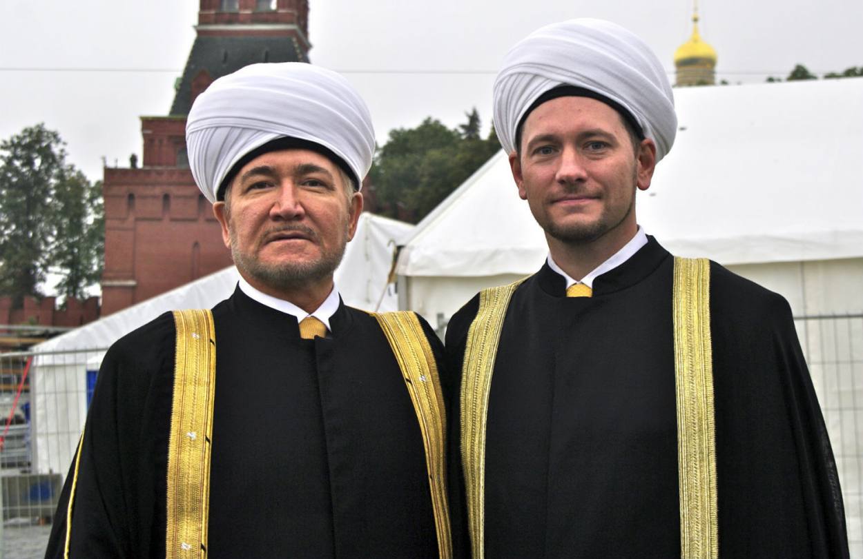 Ну вот и всё. Одного из главарей ДУМ РФ Дамира Мухетдинова оштрафовали за оправдание терроризма Об этом рассказали уважаемые люди. Всё из-за той самой книги «Ислам на Северном Кавказе», где Мухетдинов романтизировал террористов. Наказание пока очень гуманное, по ч.2 ст.13.15 КОАП РФ суд назначил Мухетдинову штраф 5к, а печально известной организации ДУМ РФ — 50к. Но это только начало, скоро будут и другие новости. Продолжаем работу. Подписаться