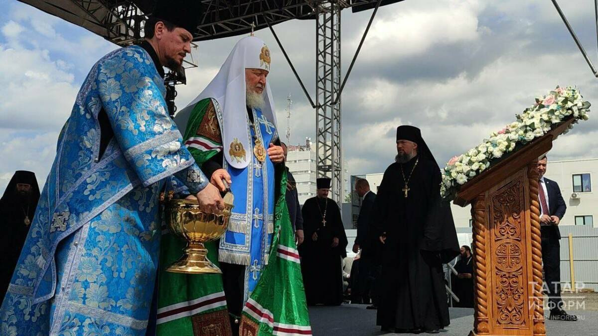 Патриарх Московский и всея Руси Кирилл совершил освящение закладного камня в основании Воскресенского кафедрального собора в Набережных Челнах Это первый визит Патриарха в автоград. Вместе с ним прибыл Раис Татарстана Рустам Минниханов. Гостей поприветствовал мэр города Наиль Магдеев. В связи с событием были перекрыты дороги рядом с участком, где появится новый храм. Визит Святейшего вызвал ажиотаж среди жителей Набережных Челнов. Люди собрались на месте церемонии задолго до приезда Патриарха. Несколько сотен верующих стали свидетелями исторического события. Предполагается, что храм будет пятикупольным, но его проект еще не утвержден. Ожидаемая вместимость — не менее 700 человек. Собор построят на месте бывшей парковки. «Мы не планируем возводить грандиозное сооружение — внутри не будет массивных колонн, основной акцент сделан на вместимость. Самый старый храм города — Боровецкий — сейчас является главным, там же расположено епархиальное управление. Но в большие праздники там тесно. Вопрос о строительстве нового храма обсуждался давно. Финансирование пока не выделено, строительство будет вестись на пожертвования», — рассказал епископ Набережночелнинский и Елабужский Гавриил. После освящения закладного камня Патриарх Кирилл посетит полигон научно-технического центра «КАМАЗ». В городе уже строится соборная мечеть «Джамиг», но крупного православного храма до сих пор не было. Планируется, что Воскресенский собор станет главным духовным центром для христиан в главные церковные праздники.