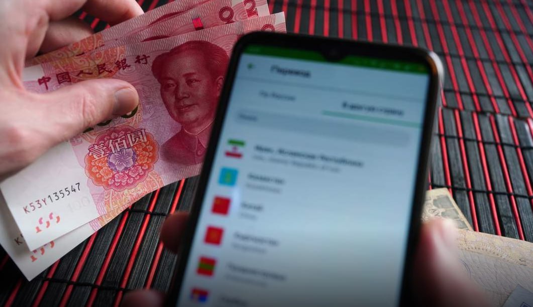 Крупнейшие банки расширяют прямые платежи за границу в иностранной валюте Российский бизнес снова сможет свободно отправить доллары евро или юани в любые страны Такой механизм уже запустили в Совкомбанке подобный сервис работает в Сбере и у других игроков Это расширяет возможности развития для отечественных компаний отмечают эксперты Причем даже введение 19 го пакета санкций ЕС который предполагает запрет на операции российских банков в том числе в зарубежных филиалах ситуацию не изменит SVCB SBER jkinvest news jkinvest