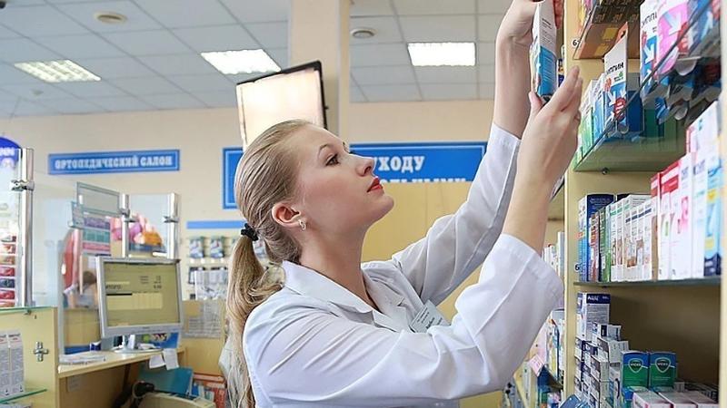 На фоне дефицита лекарств поставки БАДов в аптеки взлетели в 1,5 раза Объем поставок БАДов в российские аптеки с 2020-го вырос в 1,4 раза, выяснили «Известия». О стремительном росте заявляют как аналитики, так и аптечные сети и логистические компании. Увеличение продаж могло стать в том числе и последствием популяризации здорового образа жизни, полагают эксперты. При этом сложилась устойчивая практика приобретать такие пищевые добавки без консультации с врачами. Более того, некоторые пациенты и вовсе заменяют БАДами лекарства — в надежде на их «натуральность». Самостоятельное бесконтрольное употребление биологически активных добавок способно привести к тяжелым последствиям для организма, предупреждают специалисты.