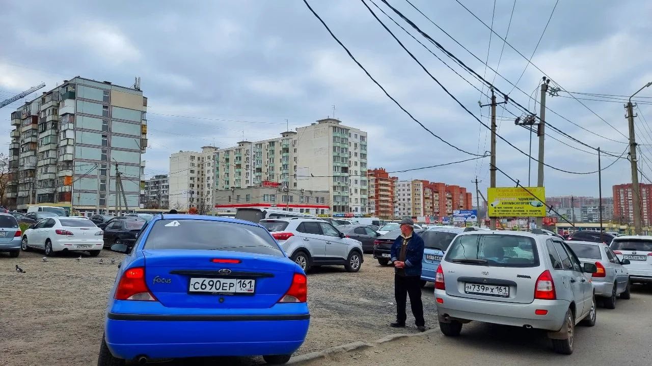 В Ростове уже начали штрафовать за парковку при помощи новых камер  В Ростове-на-Дону в центре города начали работать камеры, которые фиксируют нарушения правил парковки. Установленные устройства расположены на пересечении улиц Будённовского и Станиславского, напротив Центрального рынка, а также на Большой Садовой, в районе отеля «Арка». Водители, которые нарушают правила парковки, уже начали получать штрафы. Размер штрафа составляет 2250 рублей.  Камеры, зафиксировавшие нарушение, автоматически передают данные, и владельцы транспортных средств получают уведомления о штрафах. Это одна из мер, направленных на улучшение транспортной дисциплины и борьбу с незаконной парковкой в густонаселённых и многолюдных районах Ростова. Об этом пишет donnews.  Кроме того, с начала 2025 года в городе приступили к внедрению новых камер, которые помимо контроля за соблюдением скоростного режима и использованием ремней безопасности, теперь будут проверять ещё и правильность работы ходовых огней, а также следить за соблюдением правил проезда по полосам, предназначенным для общественного транспорта.  Как отметил начальник штаба управления МВД по Ростову Кирилл Денисенко, в городе требуется установить дополнительные камеры видеонаблюдения. В планах — установить ещё 159 новых устройств и модернизировать 111 старых аналоговых камер, заменив их на более современные цифровые.