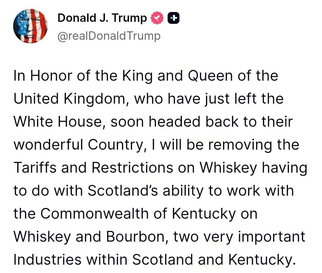 В честь Короля и Королевы Президент США Дональд Трамп объявил о снятии тарифов и торговых ограничений на шотландский виски и кентуккийский бурбон Решение принято в честь визита Короля и Королевы Великобритании в Белый дом Люди хотели этого уже давно поскольку между странами существовала отличная Торговля особенно в том что касается деревянных бочек Король и Королева заставили меня сделать то что никто другой не мог сделать практически даже не прося трамп пошлины виски бурбон импорт великобритания tradewithoutborders
