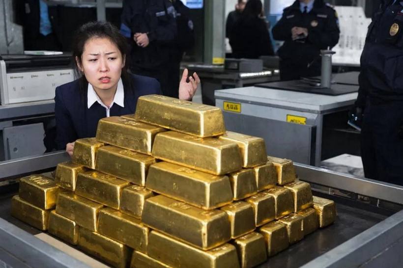 В Приамурье иностранка пойдет под суд за контрабанду 14 золотых слитков Женщина нелегально купила у неизвестного человека металлические слитки и стружку Весь товар содержал более 350 граммов золота Драгметалл общей стоимостью 3 5 миллиона рублей она затем убрала в сумку и отправилась на таможню чтобы выехать из страны Женщину задержали на таможне после досмотра ее сумки Горе путешественнице предъявили обвинение по двум статьям За незаконную сделку с драгоценными металлами и хранение их в крупном размере контрабандистке грозит штраф до 500 тысяч рублей А вот за попытку вывезти стратегически важные товары за границу лишение свободы ampravda