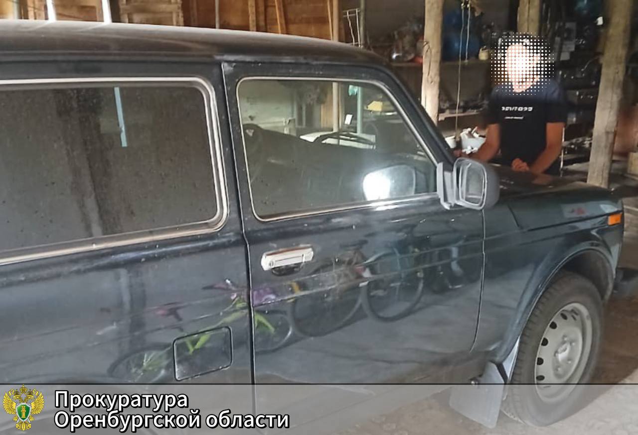 Житель села Октябрьское признан виновным в хищении автомобиля из гаража Сакмарский районный суд вынес приговор по уголовному делу в отношении ранее судимого 44 летнего мужчины Он признан виновным по п в ч 3 ст 158 УК РФ кража в крупном размере совершенная из иного хранилища В рамках судебного следствия установлено что в августе 2025 года обвиняемый взломал запорное устройство ворот гаража расположенного на улице Дедовской села Октябрьское откуда похитил автомобиль Лада Нива Фигурант уголовного дела поехал на угнанном транспортном средстве в Оренбург где попытался его продать Суд с учетом позиции государственного обвинителя назначил подсудимому наказание в виде лишения свободы на срок 2 года 2 месяца с отбыванием в исправительной колонии строгого режима а также ограничил его свободу на 6 месяцев Автомобиль был возвращен законному владельцу orenprok 56