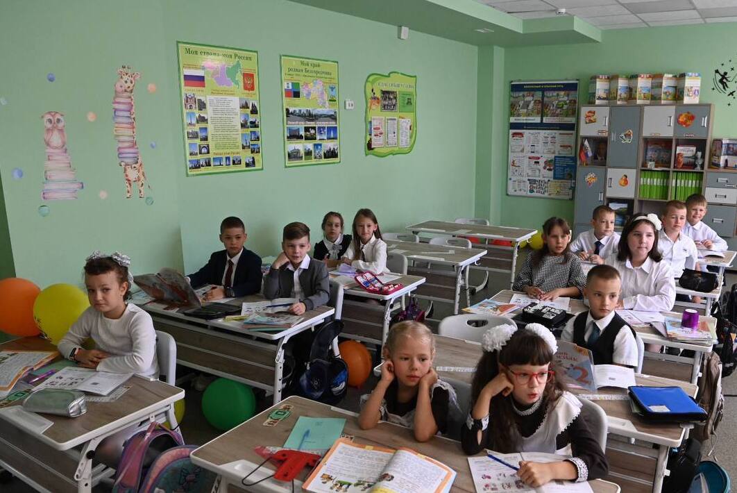 В приграничных школах Белгородской области обсудят необходимость школьной формы  Решение о необходимости покупки формы для детей, переведённых на дистанционное обучение, будет приниматься совместно с родителями и администрациями школ.  Особое внимание уделяется образовательным учреждениям Краснояружского, Грайворонского, Шебекинского, Валуйского округов, а также Борисовского, Волоконовского и части Белгородского районов.  — Если мы видим, что школа запущена и шансов нет, заставлять [покупать] никого не нужно. Потому что видим, что дистант. С другой стороны — в Белгороде и не приграничных районах школьная форма должна быть, — подчеркнул Гладков.  При этом в остальных образовательных учреждениях области традиционные требования к школьной форме сохраняются в полном объёме.     Поддержать бустом