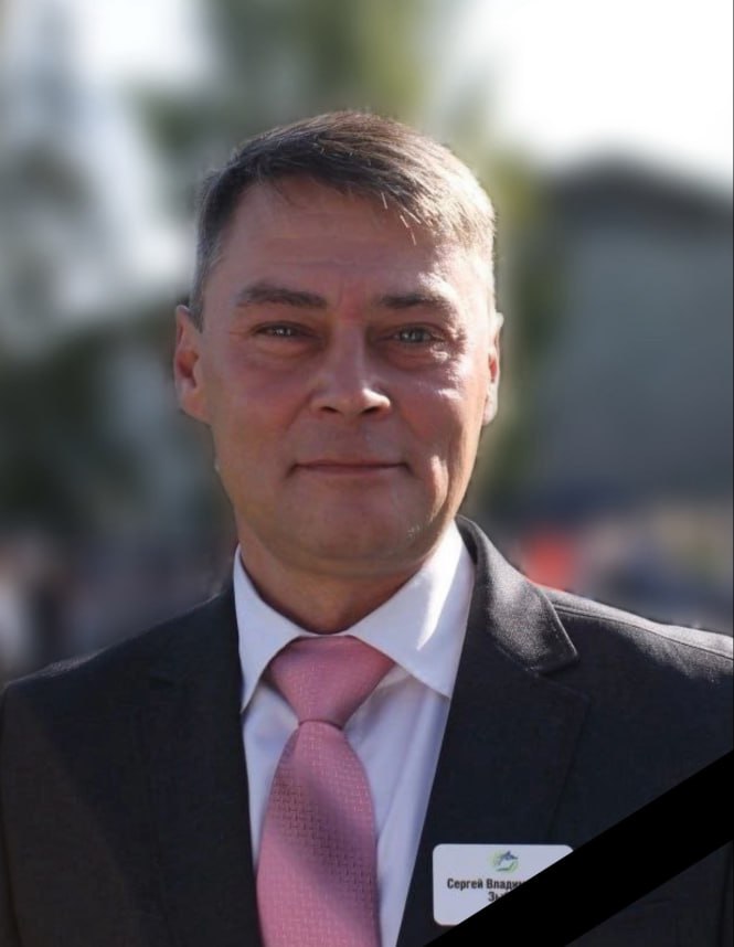 В школе под Пермью умер учитель физкультуры Трагедия произошла 26 мая в Мулянской средней школе. 49-летний педагог Сергей Зыбин потерял сознание на лестнице, поднимаясь на третий этаж. Врачи скорой помощи не смогли его спасти — констатировали смерть на месте. — Он был человеком, который оставил след в жизни каждого ребенка, родителя, коллеги, — написали в группе Мулянской школы во «ВКонтакте». Прощание состоится 28 мая в 12:00 в школе п. Мулянка, ул. Школьная, 1 . Причины смерти учителя должна будет установить комиссия по расследованию несчастного случая. На выводы повлияют результаты уже назначенной судебно-медицинской экспертизы. Подписаться Прислать новость