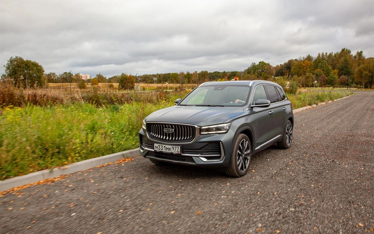 В Geely прокомментировали публикации о поломках двигателей машин в России Компании Geely известно о проблемах в работе двигателей на отдельных автомобилях обращения единичны и не носят массового характера сообщила Autonews пресс служба бренда В настоящее время Geely Motors проводит ряд сервисных кампаний направленных на обновление программного обеспечения блока управления двигателем Эти мероприятия реализуются с целью улучшения потребительских свойств автомобилей и повышения адаптивности двигателей к возможным отклонениям состава и качества топлива используемого на территории России говорится в сообщении компании эксклюзив autonews