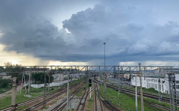 Железнодорожное сообщение между Забайкальском и Маньчжурией возобновят После пятилетнего перерыва возобновится движение пассажирских поездов между городами Забайкальском Забайкальского края и Маньчжурия в Китае Об этом сообщает правительство Забайкалья со ссылкой на начальника ЗабЖД Владимира Антонца Инфраструктура железных дорог полностью выходит на готовность к 1 декабря в ведомстве надеются что в новогодние праздники мы впервые после столь долгого перерыва сможем осуществить данный маршрут Все необходимое сегодня сделано ждем только подтверждения от наших китайских коллег Кроме того стороны договорились о строительстве второго главного пути по узкой колее 1435 миллиметров После его запуска получится перегружать с китайской колеи шириной стандарта 1435 миллиметров на российскую 1520 миллиметров до 26 грузовых поездов в сутки Это позволит увеличить грузопоток между Забайкальском и Маньчжурией