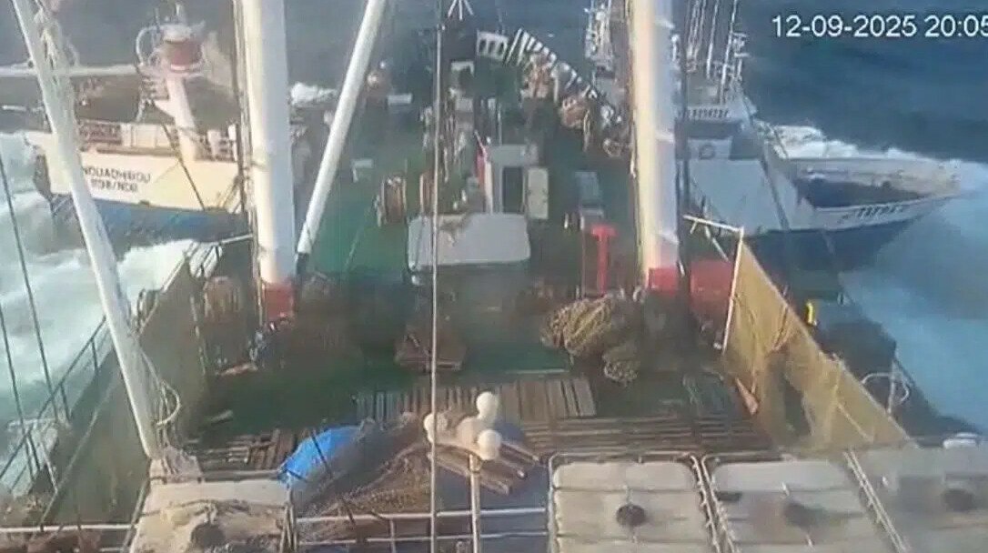 Российский моряк выжил после кораблекрушения у берегов Мавритании ВИДЕО Моряк из России выжил после столкновения его рыболовного судна с огромным 105 метровым кораблем рефрижератором у побережья Мавритании В результате инцидента погибло пятеро членов экипажа   Прислать новость