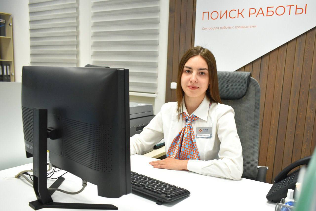 1,7 тыс. оренбуржцев старше пятидесяти лет нашли работу благодаря региональной службе занятости в этом году С начала этого года 1,7 тыс. оренбуржцев указанной категории вышли на новую работу. Это четверть от числа всех трудоустроенных в 2025 году. – Мы предлагаем ряд услуг и сервисов, которые помогают оренбуржцам в любом возрасте оставаться конкурентоспособными на рынке труда. Наши специалисты подбирают для них подходящие вакансии, помогают бесплатно переобучиться или повысить квалификацию, консультируют по вопросам составления резюме и запуска бизнеса. При этом важно, что соискатели могут выбирать разные формы занятости, в том числе временную, – рассказал директор Кадрового центра Оренбургской области Сергей Латышев. Оренбуржцы были приняты в муниципальные учреждения образования и здравоохранения, на предприятия ЖКХ и сельского хозяйства, пищевой, горной, металлургической и машиностроительной отраслей, энергетики и торговли. Более половины соискателей этой категории 62% составили мужчины. Самыми популярными вакансиями для них стали тракторист, слесарь, механизатор, водитель, сторож, рабочий зеленого хозяйства. Так, например, 62–летний Юрий Переводчук из Кваркено нашел работу в местном крестьянском фермерском хозяйстве. Женщины чаще трудоустраивались продавцами, поварами, администраторами, бухгалтерами. 59–летняя Роза Землянская из Светлинского района вышла на работу в коммунальное управление. В оренбургских кадровых центрах гражданам оказывают помощь с учетом индивидуальных факторов – жизненной ситуации, образования, опыта и личных предпочтений. Нередко для продолжения трудовой деятельности для соискателей данной категории требуется переобучение или повышение квалификации. Такой возможностью воспользовались свыше 300 соискателей данной возрастной группы, стоящих на учете службы занятости. Орчанка Марина Жулева в 54 года решилась освоить новую профессию, и в процессе обучения была приглашена на должность специалиста по персоналу в строительно–монтажную компанию. В прошлом году региональная служба занятости помогла 7,2 тыс жителям области, достигшим возраста 50 лет и старше.