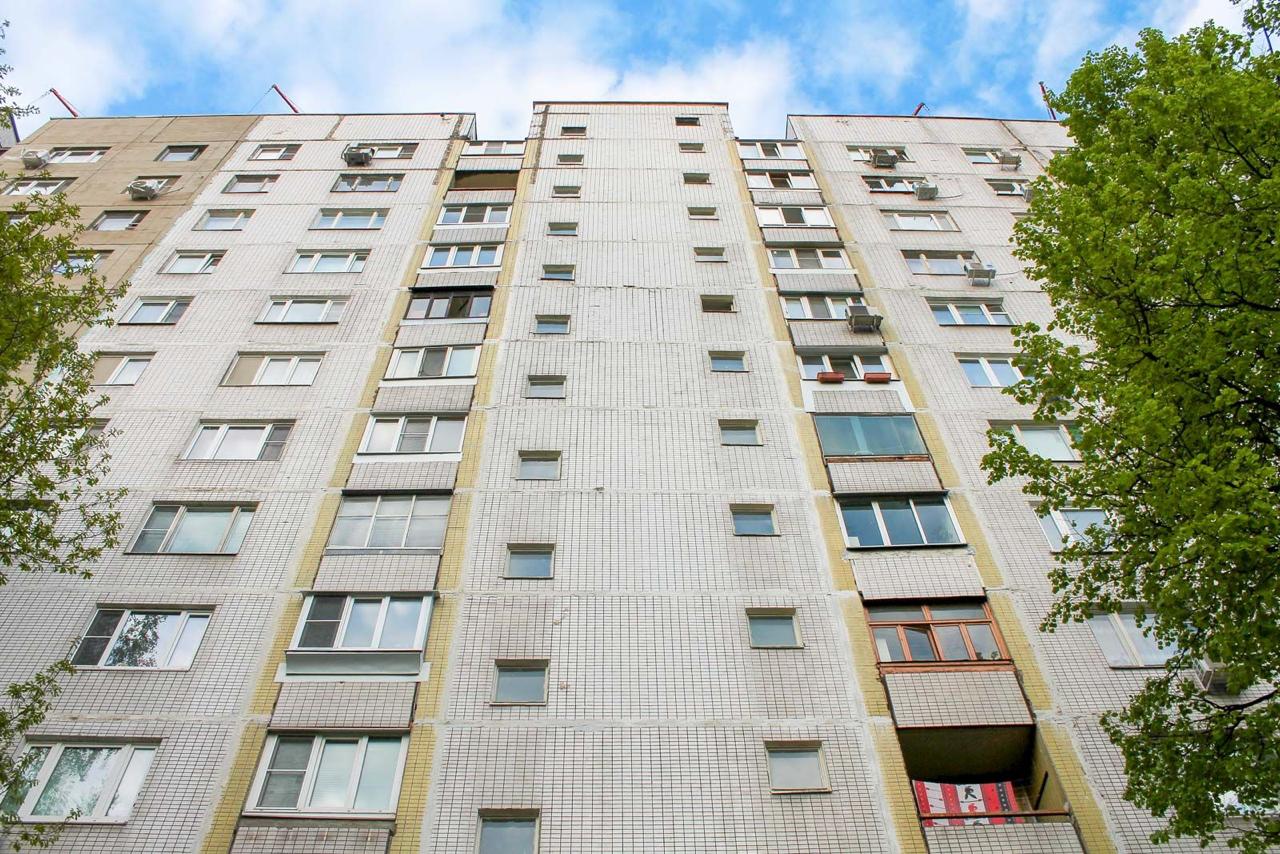В Москве продолжают обновлять типовые дома. В этом году приведут в порядок фасады и инженерку у 1,2 тысячи зданий. Вот несколько адресов, где работы уже запланированы:   5-й Войковский проезд, 10 Пятиэтажка 1959 года с карнизом и рустованными входами. Фасад промоют, заделают швы, заменят повреждённые кирпичи, обработают стены антисептиком. Далее — ремонт балконов, подъездов, новые водостоки и обновление подвала с полной заменой инженерных сетей.   Алтуфьевское шоссе, 97 Дом 1979 года в форме буквы Г. Заводская плитка на фасаде местами выцвела и осыпается. Её укрепят армирующим составом, а затем покрасят паропроницаемой краской. Также отремонтируют крышу, подъезды, окна, цоколь и коммуникации.   Коломенская, 5, корп. 2 Шестнадцатиэтажка 1983 года с цветными панелями и выделенными лоджиями. Здесь фасад очистят, утеплят, швы загерметизируют, покрасят в сине-белые тона. Обновят балконные экраны, напольное покрытие, цоколь и отмостку.