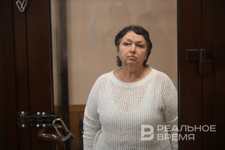 По шести эпизодам истек срок в Казани экс главу отделения Справедливой России посадили на 4 года Суд признал Рушанию Бильгильдееву мошенницей Сегодня Вахитовский суд Казани вынес приговор по делу экс кандидата в президенты Татарстана бывшей главы регионального отделения Справедливой России и владелицы агентства недвижимости Пассаж Рушании Бильгильдеевой Ее обвиняли в 11 эпизодах афер с ущербом в 38 млн рублей шесть из них суд прекратил за сроком давности по остальным назначил наказание в 4 года колонии общего режима передает с заседания журналист Реального времени Пять эпизодов истекли в ходе судебного следствия шестой уже после удаления судьи в совещательную комнату В прениях гособвинитель Михаил Житлов предлагал посадить Бильгильдееву на 8 лет и представитель потерпевших Игорь Турушев поддерживал это мнение Подпишитесь на Реальное время в МАХ Telegram Дзен