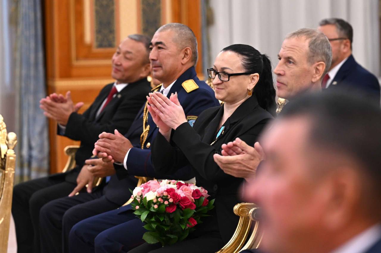 Глава государства Профессия спасателя должна стать одной из самых престижных в нашей стране Касым Жомарт Токаев подчеркнул что государство уделяет большое внимание укреплению сферы гражданской защиты Пять лет назад было воссоздано Министерство по чрезвычайным ситуациям а финансирование этой отрасли из республиканского бюджета было увеличено в два с половиной раза Одним словом были предприняты конкретные и эффективные меры В частности было приобретено более 1700 единиц специальной техники построены 42 пожарных депо и спасательные станции Началась модернизация районных подразделений по чрезвычайным ситуациям в соответствии с требованиями времени Приоритетное внимание уделяется работе по улучшению социального положения спасателей За последние два года заработная плата специалистов МЧС выросла на 77 процентов кроме того теперь им выплачивается специальная надбавка Сотрудники отрасли также получили право на жилищные выплаты и социальные льготы Данная работа непременно получит свое продолжение Благодаря этим мерам укрепляется кадровый потенциал сферы гражданской защиты отметил Президент Глава государства сообщил что сейчас во всем мире по разным причинам участились природные и техногенные катастрофы По его словам особую значимость приобретает подготовка грамотных специалистов настоящих профессионалов своего дела иными словами спасателей нового поколения