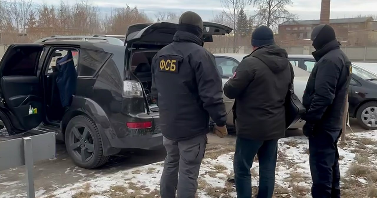 На челябинца завели дело за попытку отправить за рубеж военный источник радиации В ноябре 2024 года сотрудники ФСБ установили, что мужчина причастен к организации в интересах иностранного государства незаконного перемещения радиационного источника, который используется для проверки работоспособности и стабильности установок военного назначения. Челябинец хотел отправить груз в одну из стран Центрально-Азиатского региона через транспортную компанию. Когда он оформлял эту перевозку, его задержали. Сначала на мужчину завели дело о контрабанде сильнодействующих, ядовитых, отравляющих, взрывчатых, радиоактивных веществ. Но потом выяснились новые факты, и появилось второе дело.