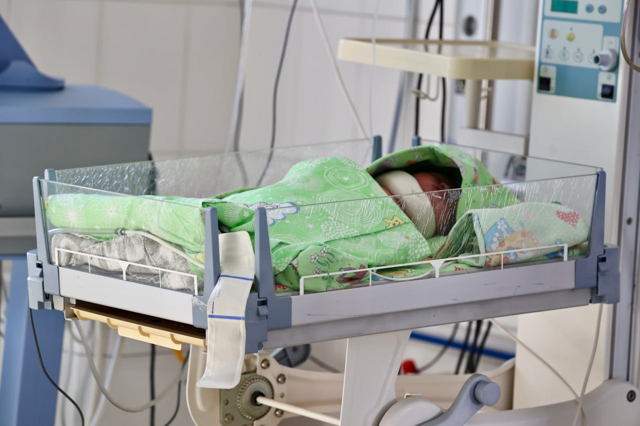 В Челябинской области оформили единое пособие почти на 4 тысяч новорожденных С начала 2025 года единое пособие в регионе назначили для 3 9 тысячи новорожденных Выплату автоматически оформляют родителям уже получающим деньги за старших детей Причем без заявления и на ту же сумму Если ребенок родился 15 ноября то в декабре женщина получит пособие за ноябрь как беременная вставшая на учет в ранние сроки Пособие за декабрь будет выплачиваться уже на ребенка график перечисления не изменится объяснил исполняющий обязанности управляющего отделением СФР по региону Владимир Шаронов Но если сроки назначения не совпадают пособие малышу продлевается по самой поздней дате В будущем родители могут синхронизировать периоды получения средств в последний месяц необходимо оформить заявление сразу на всех детей Если по нему придет отказ областной СФР продолжит перечислять выплаты до конца ранее установленного срока Подписаться на vecherchel   Голосовать за канал