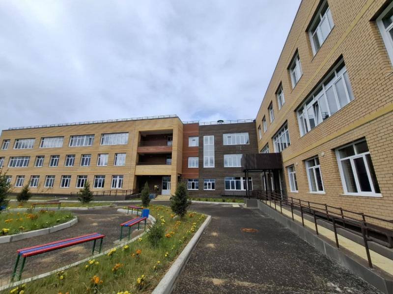 В Читинском округе начата прокурорская проверка новой школы в селе Смоленка Основанием стали публикации в СМИ о проблемах в работе образовательного учреждения которое открылось в этом учебном году Специалисты оценят готовность здания и помещений к проведению занятий организацию питания школьников и соответствие наполняемости классов установленным нормативам По итогам проверки при выявлении нарушений будут приняты меры прокурорского реагирования включая привлечение виновных лиц к ответственности zabnews ru l 63931