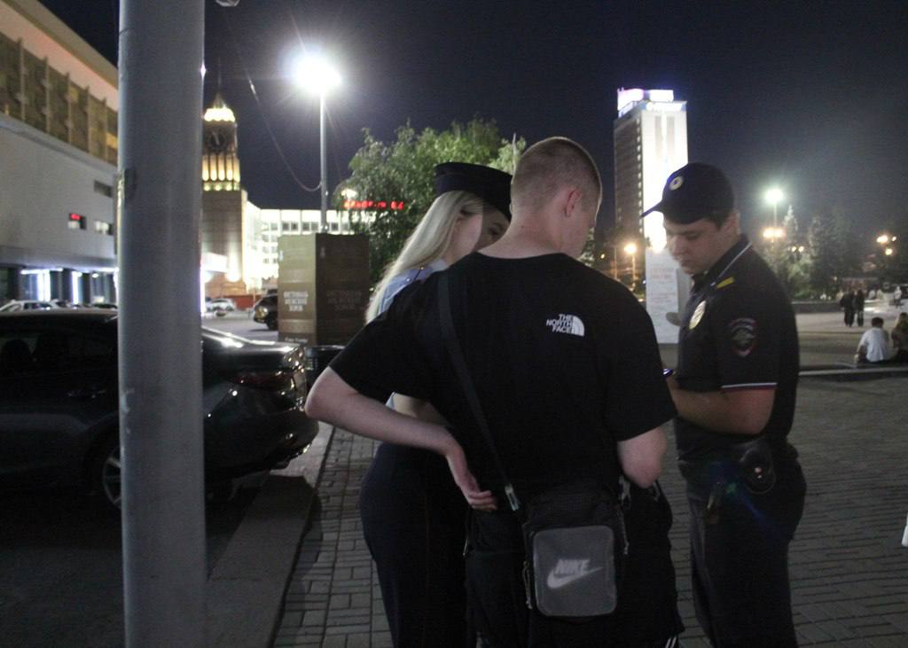 В Красноярске полицейские проводят мероприятия по выявлению подростков до 16 лет, которые одни находятся на улицах после 23 часов Сотрудники патрульно-постовой службы и инспекторы по делам несовершеннолетних проверяют излюбленные места позднего времяпровождения школьников: компьютерные клубы, дворы, а также точки общественного питания. В июле полицейскими выявлено почти 90 подростков до 16 лет, которые в нарушение п. 1.4 Закона Красноярского края находились в общественных местах после 23.00 часов без сопровождения взрослых. После профилактической беседы несовершеннолетние были переданы родителям. Их законным представителям придется заплатить штраф от 200 до 500 рублей за допущение данного правонарушения. Отметим, что с начала года сотрудники красноярской полиции направили в комиссии по делам несовершеннолетних при районных администрациях 380 подобных материалов в отношении родителей. Профилактические рейды направлены на предотвращение преступлений и правонарушений, совершаемых как несовершеннолетними, так и в отношении них. Их проведение в краевом центре будет продолжено. ГУ МВД России по Красноярскому краю