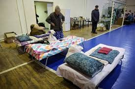 ПВР как новая статья школьных поборов чиновники отрицают родители скидываются Волгоградские школы открыли новую строку расходов для родителей гражданскую оборону Родительские комитеты лучшего лицея центре Волгограда просят предоставить или купить раскладушки для организации пункта временного размещения пострадавших от БПЛА На языке чатов это звучит как отдать ненужную или купить из средств на нужды класса В одном случае попросили ещё и постельное бельё сославшись на то что администрация средств не выделит Пока чиновники открестились и формально ответили что запас спальных мест сформирован за счёт бюджета и они не организуют ПВР на деньги родителей в реальности система работает иначе инфраструктуру безопасности собирают разве что не по квитанциям от родительских комитетов Родители возмущены Откуда взялась нехватка спальных мест Раскладушки не закупили Или их украли цитирует V1 RU Возникает логичный вопрос если государственный запас действительно существует то зачем школам экстренно собирать раскладушки с родителей Или сформирован это бухгалтерский термин означающий что деньги выделены но кроватей почему то нет Честно и точка Мы ГОВОРИМ другие МОЛЧАТ