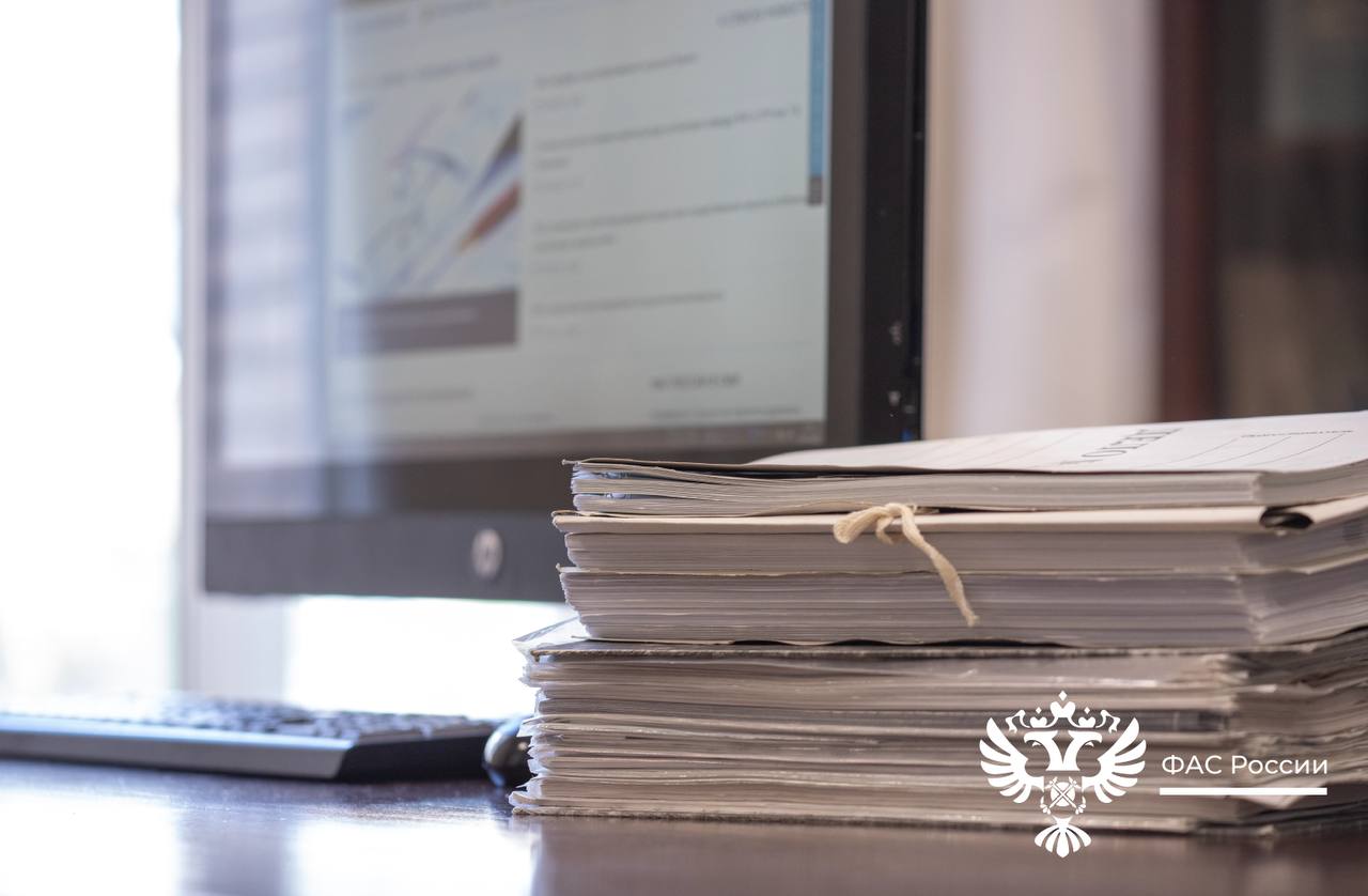 Херсонское УФАС внесло компанию Тендер Торг в реестр недобросовестных поставщиков Причиной стал срыв семи госконтрактов на оборудование для Домов культуры Решение принято по обращению Министерства культуры Херсонской области в связи с односторонним расторжением государственных контрактов из за срыва поставки оборудования Основанием для обращения заказчика стало неисполнение компанией своих обязательств при поставке светового и звукового оборудования для Домов культуры Херсонской области В соответствии с условиями поставка должна была быть осуществлена в течение 60 рабочих дней В ходе проверки комиссия Херсонского УФАС установила что ООО Тендер Торг в качестве причины срыва поставок ссылалось на неисполнение обязательств собственными контрагентами Проанализировав все материалы дела комиссия пришла к выводу о наличии в действиях компании недобросовестного поведения Оно выразилось в существенном нарушении условий контракта В результате ООО Тендер Торг включено в реестр недобросовестных поставщиков на два года