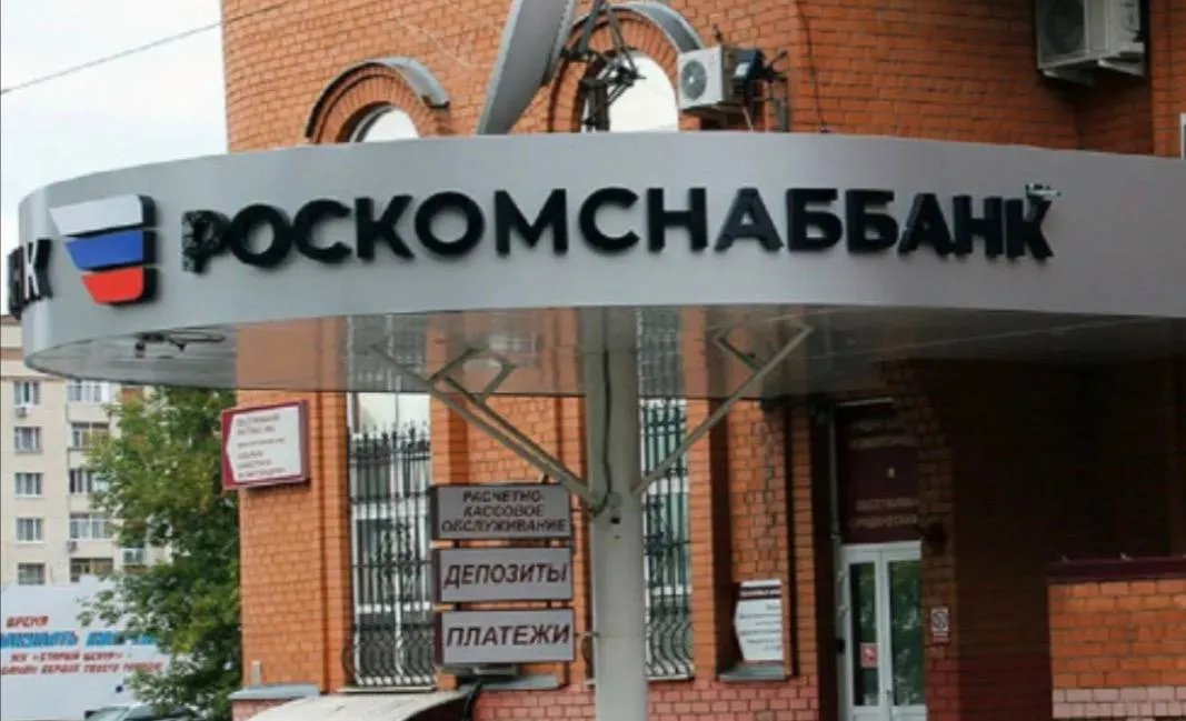 Банкиры из Уфы идут под суд за хищение почти 9 млрд рублей Генпрокуратура утвердила обвинение по делу о хищении и растрате средств ПАО Роскомснаббанка Всего по делу проходят восемь фигурантов пять из них окажутся на скамье подсудимых Рассматривать дело будет Ленинский районный суд Уфы сообщили в надзорном ведомстве Обвинения предъявили Бывшему предправления Роскомснаббанка Флюру Галлямову и его заместителю Иреку Такиуллину Начальнику управления кредитования банка Руслану Шайхутдинову и его заместителю Наилю Шаймуратову Члену совета директоров банка Ире Латыповой Бенефициару ГК Первый трест Рифату Гарипову Гендиректору ООО Квант и фактическому главе службы безопасности Первого треста Роберту Габитову Гендиректору ООО Первый трест недвижимость Максиму Еремину По версии следствия фигуранты вместе с другими сотрудниками банка и Первого треста оформили кредиты на подконтрольных им заемщиков в 2011 2019 годах При этом они знали что у заемщиков была сомнительная платежеспособность В результате банк потерял более 8 млрд руб Кроме того по информации канала Лиса Basilio в 2018 2019 годах Галлямов Латыпова Гарипов Такиуллин Шайхутдинов Еремин и гендиректор ООО Золотой запас Жанна Глобенко заключили договоры с рядом фирм через инвестиционную платформу Золотого запаса Позже они похитили деньги более чем у 1 6 тыс граждан сумма ущерба превысила 690 млн руб Жанне Глобенко ранее вынесли обвинительный приговор Галлямов Гарипов и Латыпова скрылись от следствия их объявили в международный розыск Следствие продолжает искать других фигурантов дела Роскомснаббанк был лишен лицензии в марте 2019 года ЦБ России усмотрел в деятельности банка аффилированность с юрлицами имеющими признаки финансовых пирамид В июле 2021 года Арбитражный суд Башкирии признал Роскомснаббанк банкротом В 2022 году АСВ заявляло о намерение привлечь собственников банка к субсидиарной ответственности на сумму свыше 18 млрд рублей Лиса Basilio